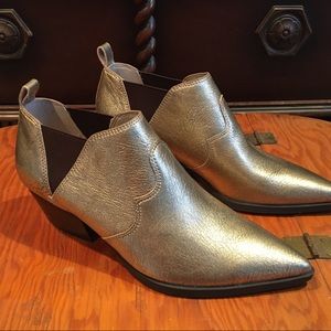 Nine West Cahluz Cooper Metallic Bootie